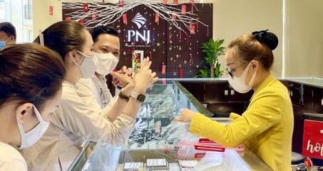 Thủ tướng yêu cầu tăng cường kiểm tra, xử lý vi phạm trong mua bán ngoại tệ, vàng